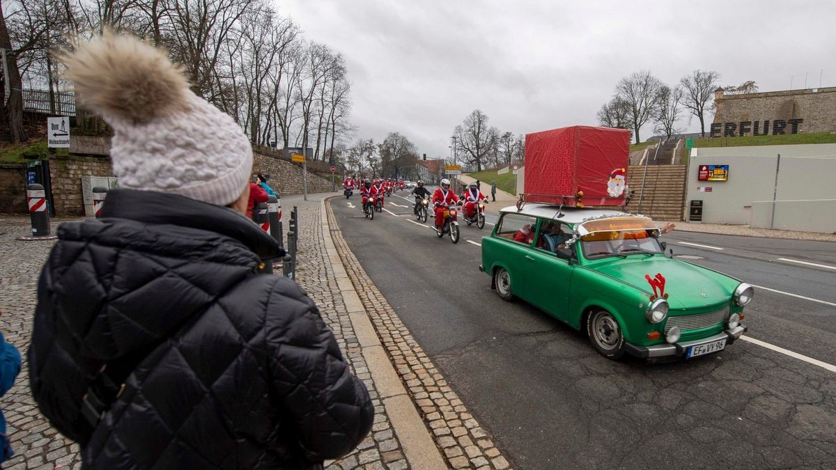 Rund 420 Simson-, MZ- und Trabant-Fahrer nahmen an der traditionellen Weihnachtsausfahrt in Erfurt teil.