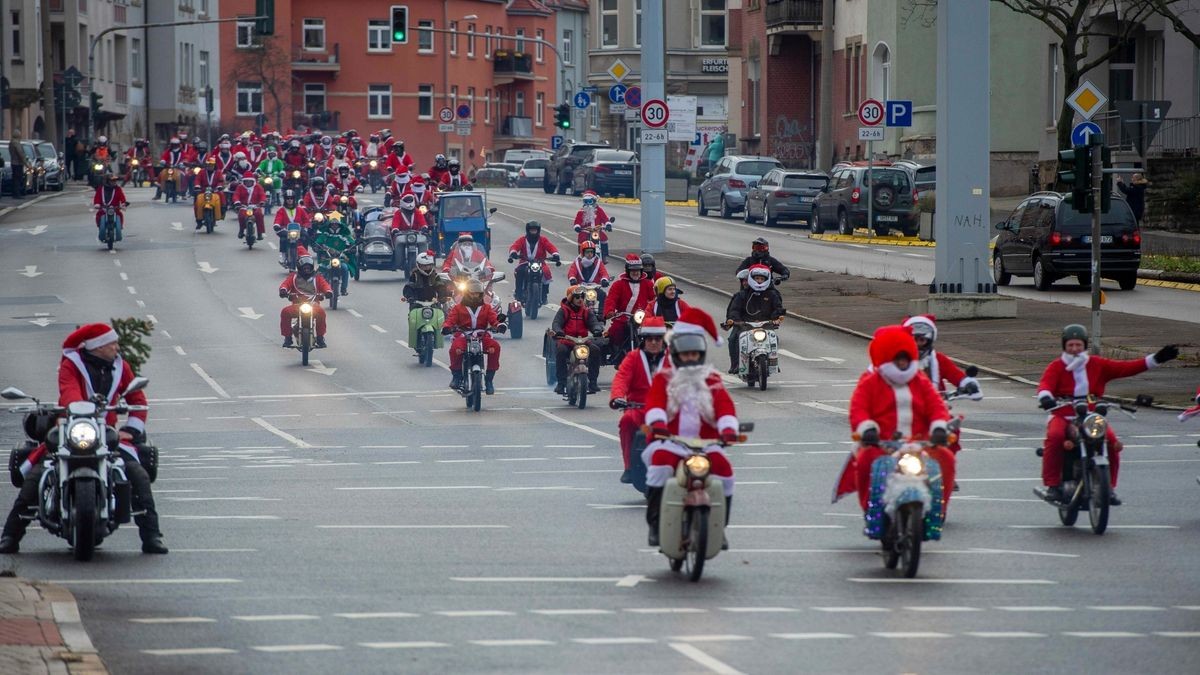 Rund 420 Simson-, MZ- und Trabant-Fahrer nahmen an der traditionellen Weihnachtsausfahrt in Erfurt teil.