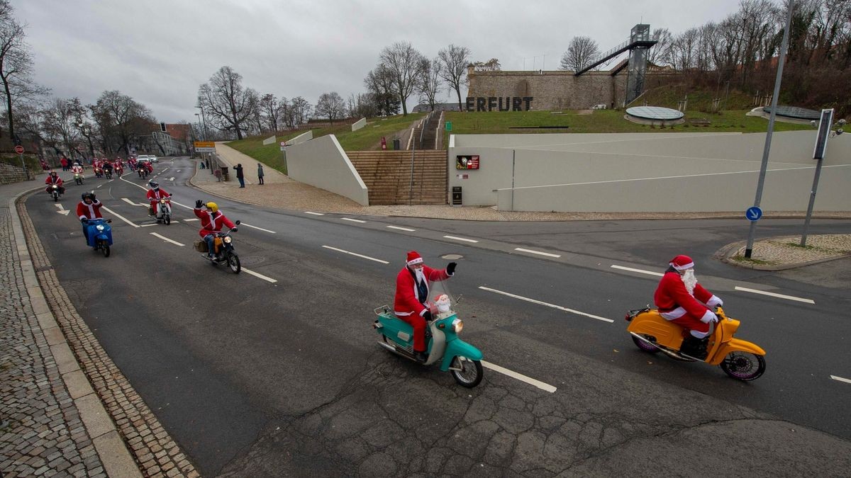 Rund 420 Simson-, MZ- und Trabant-Fahrer nahmen an der traditionellen Weihnachtsausfahrt in Erfurt teil.