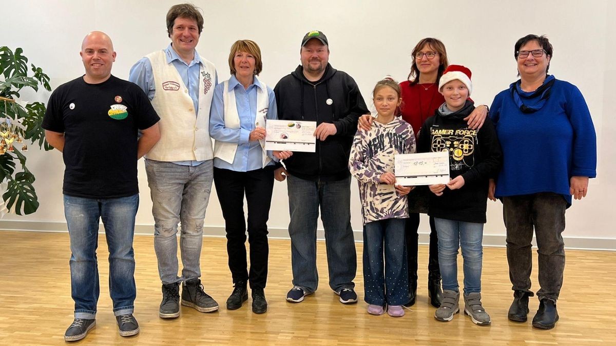 Spendenschecks an Katrin Mohrholz (rechts) von der Elterninitiative für krebskranke Kinder Jena übergaben Vertreter von Pokerverei und Weinbauverein ebenso wie solche der Grundschule Bad Sulza