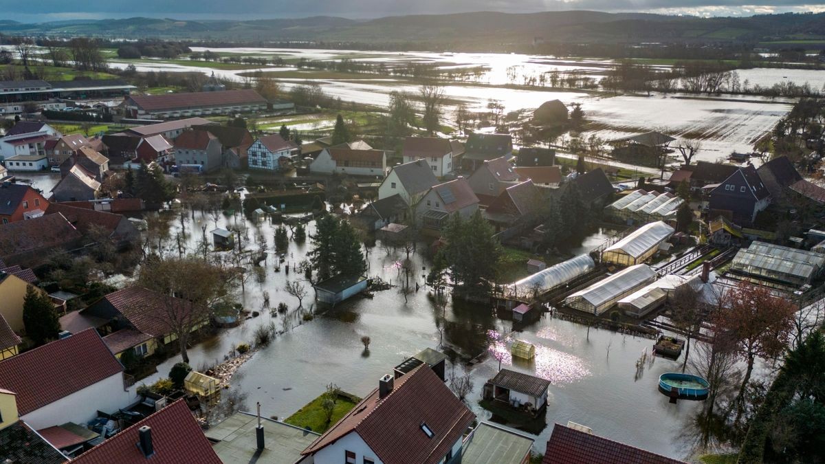 Auch am zweiten Weihnachtsfeiertag stehen in Windehausen Straßen und angrenzende Felder weiter unter Wasser.