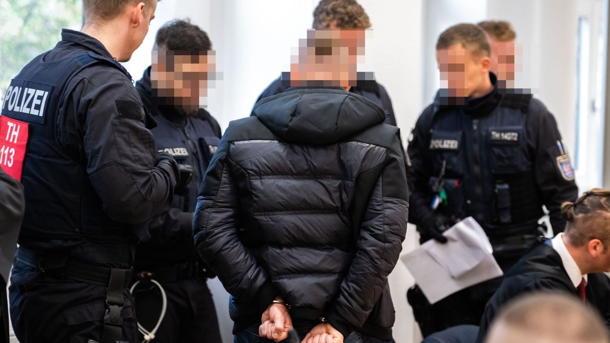 Polizisten im Einsatz am Erfurter Landgericht bei einem Prozess gegen eine Bande unter anderem wegen Drogenhandels im großen Stil.