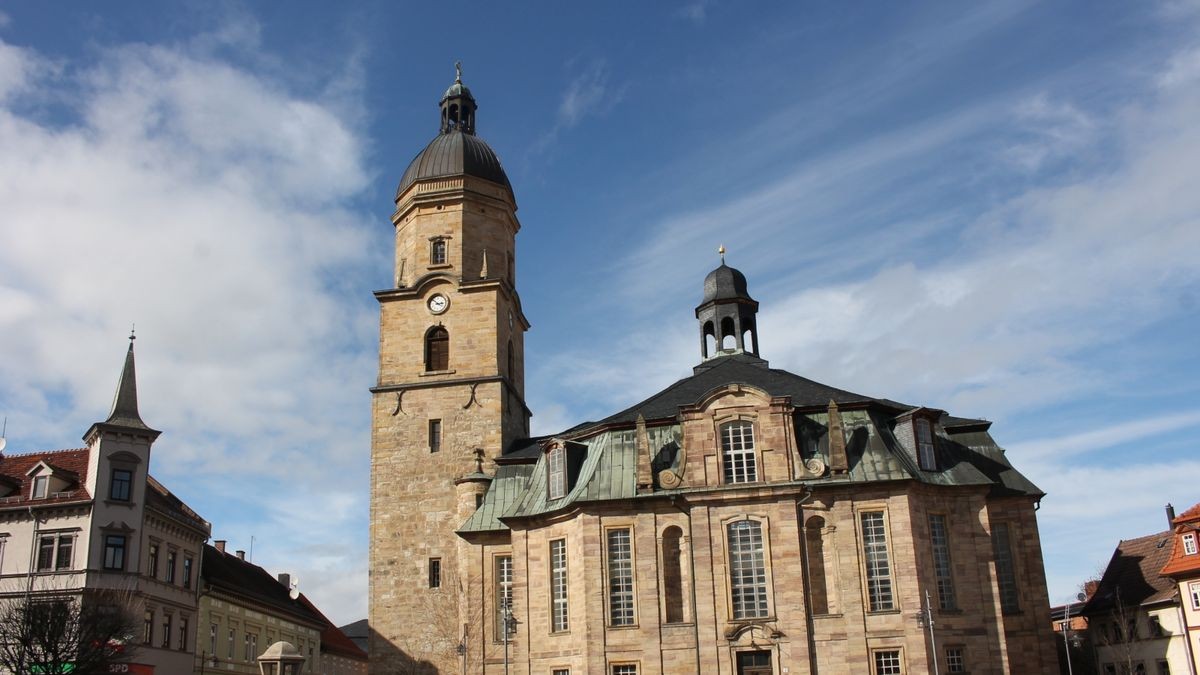 In der Waltershäuser Stadtkirche erklingt Silvester ein Konzert zum Jahresausklang. Eine Kollekte zugunsten der Sanierung des Kirchendaches wird am Ausgang erbeten.