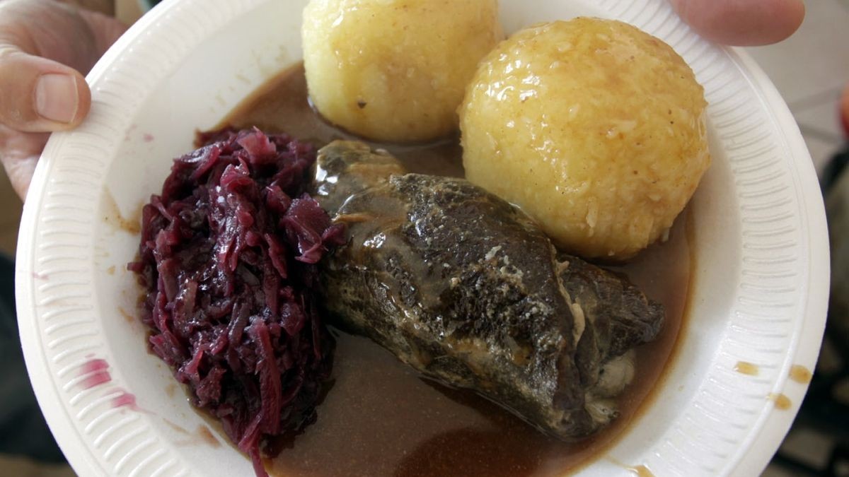 Thüringer Klöße mit Roulade und Rotkraut gehören zum Angebot vieler Gaststätten in Thüringen.