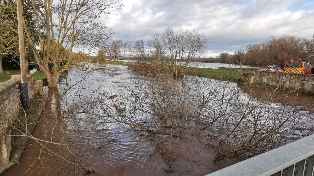 Deich bei MönchpfiffelNikolausrieth Lage weiter angespannt