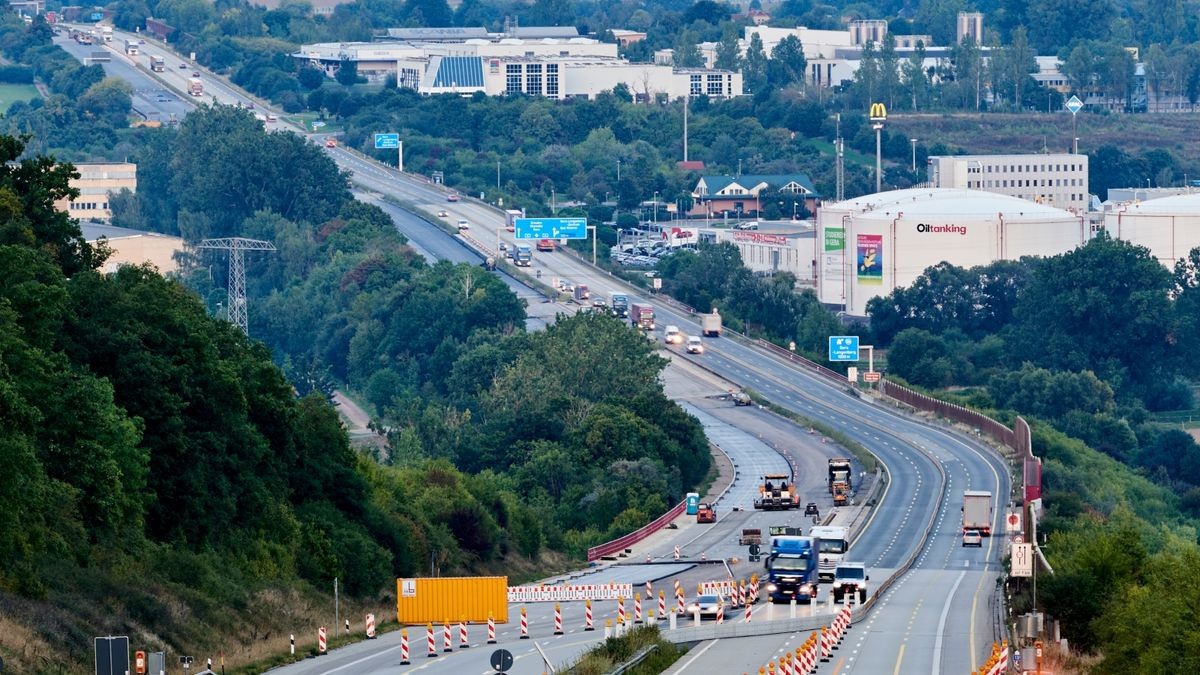 Später als geplant endet die Fahrbahnerneuerung zwischen Rüdersdorf und Gera auf der A4: Statt im November 2023 ist dort erst Anfang 2024 Schluss.