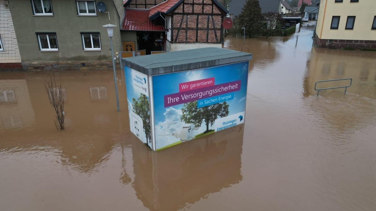 Ein Stromverteilerkasten der „TEN Thüringer Energienetze GmbH“ steht auch noch am Donnerstag in Windehausen (Kreis Nordhausen) noch teilweise im Wasser.   