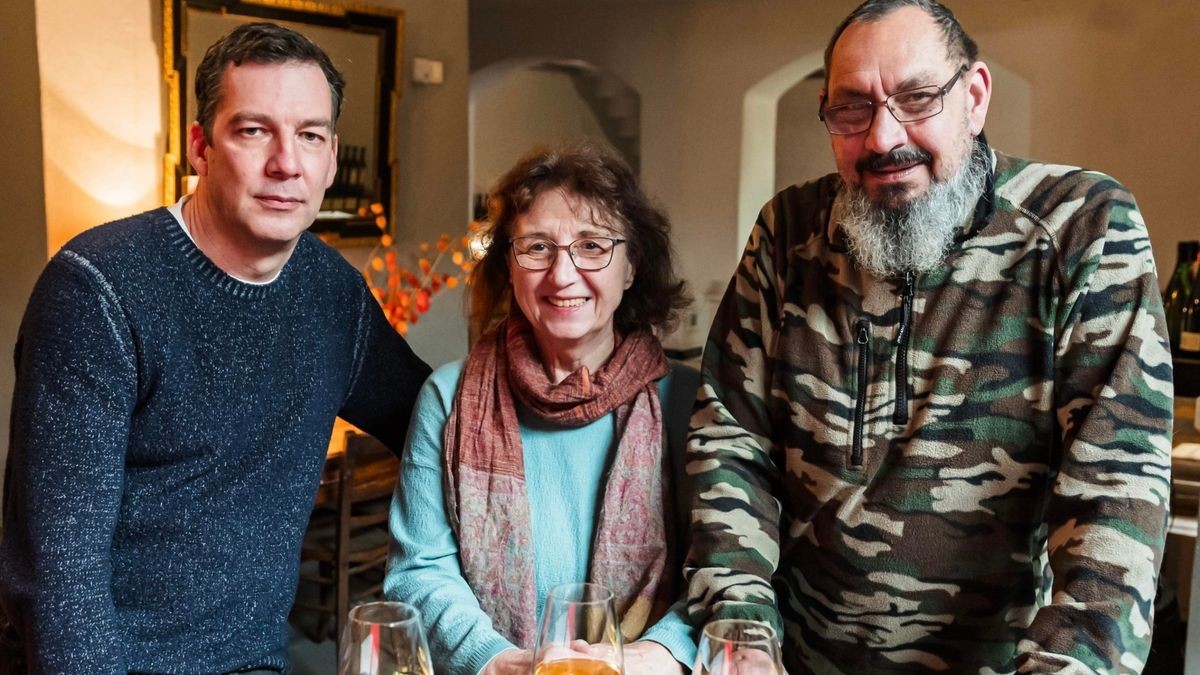 Sie stoßen an auf eine lange Zeit (von links): Jörn Ziller, Sigrid Hanß und Andreas Gajda.