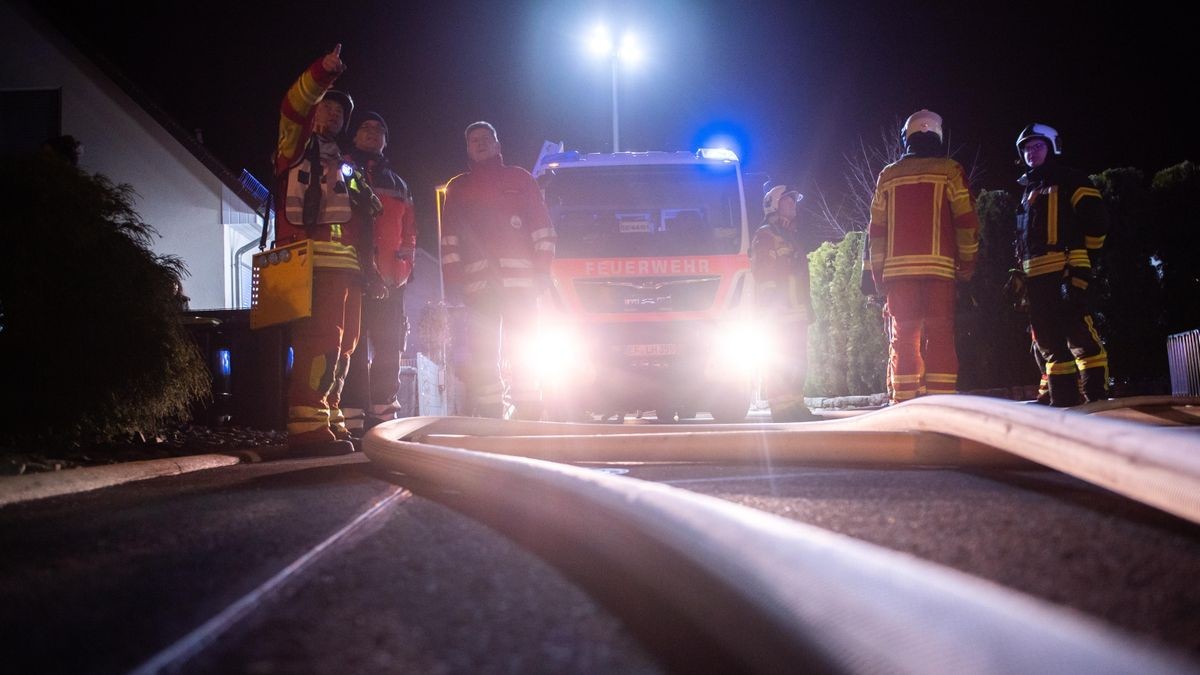 Eine Person wurde bei dem Brand verletzt und mit dem Rettungswagen ins Krankenhaus gebracht.