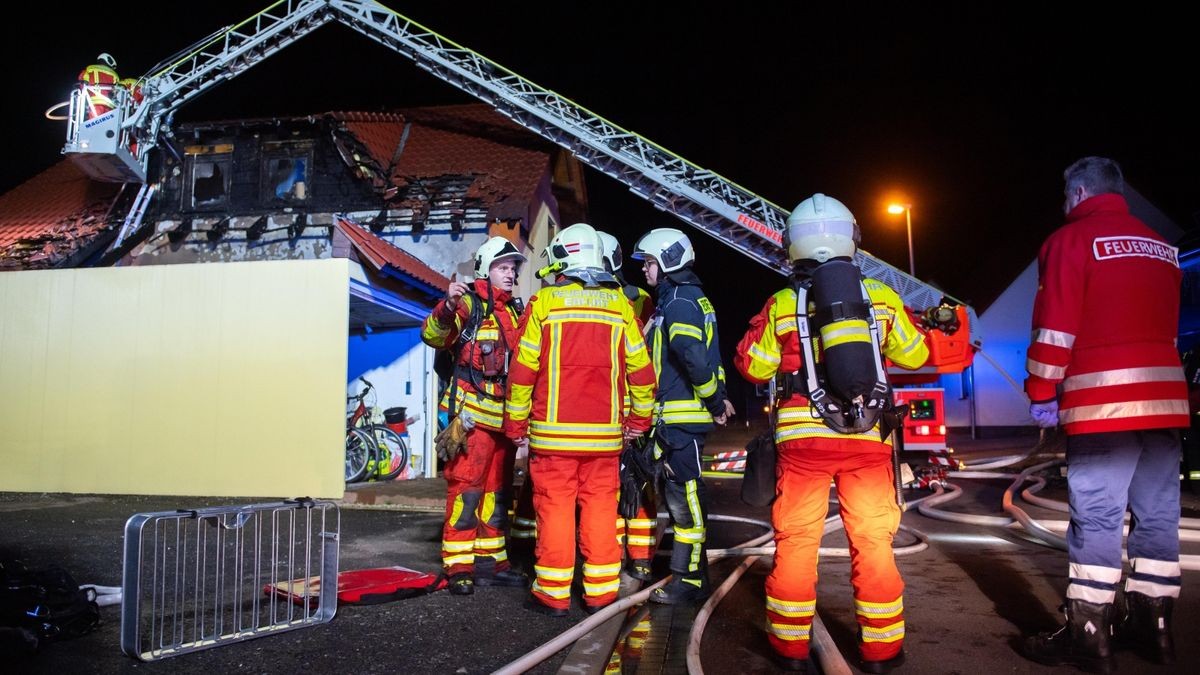 Bei Eintreffen der Feuerwehr brannten ein Carport, ein Pkw und Teile des Dachstuhles.