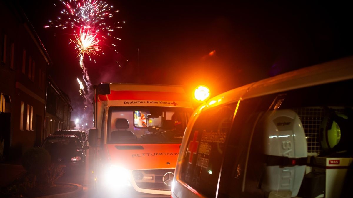 Während in Großengottern die Raketen fliegen und Böller gezündet werden, wird der Patient im Rettungswagen medizinisch versorgt. Es ist der erste Einsatz für die Notärzte im neuen Jahr.