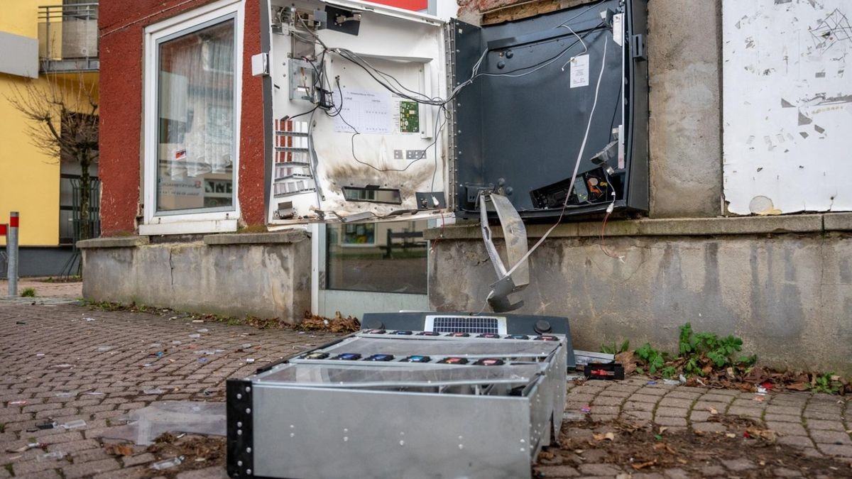 Mehrere junge Männer sprengten einen Zigarettenautomaten in der Innenstadt von Blankenhain.