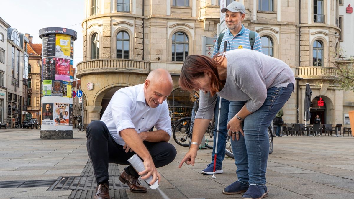 Carola Hettstedt, Erfurts Beauftragte für Menschen mit Behinderungen - hier bei einer Sprühkreide-Aktion mit dem Sicherheitsbeigeordneten Andreas Horn - ist neuerdings auch amtierende Gleichstellungsbeauftragte der Stadt.