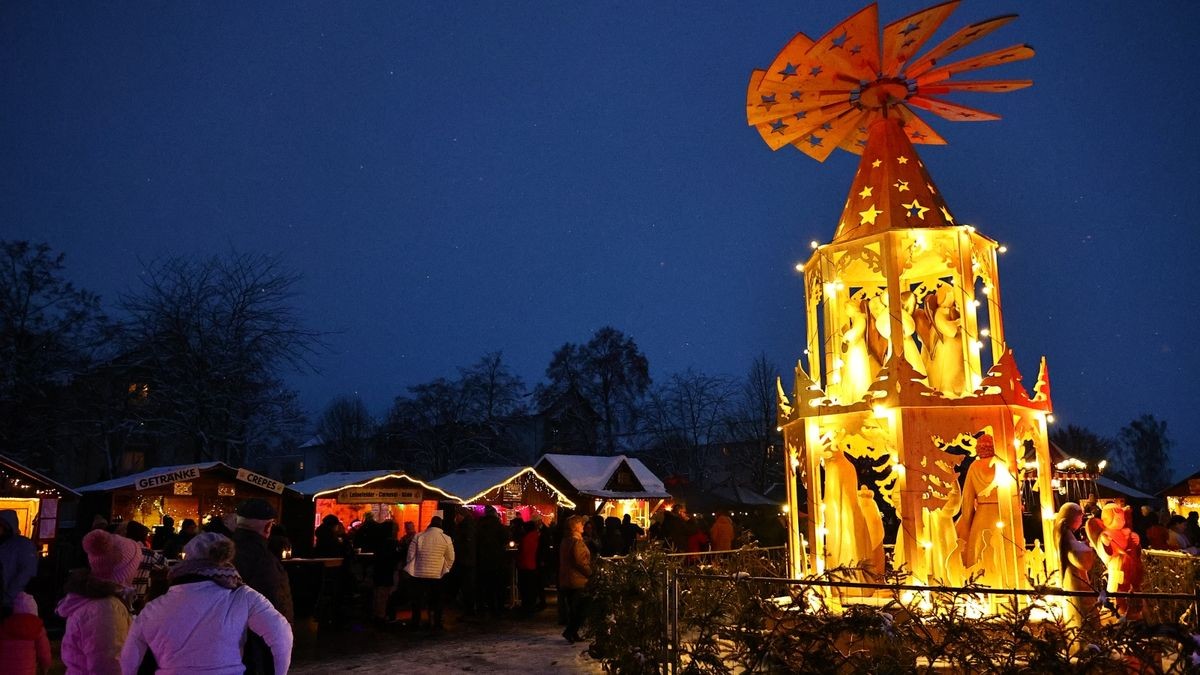 Die sieben Meter hohe Weihnachtspyramide war der Blickfang des Leinefelder Weihnachtsmarktes, der auf dem Zentralen Platz stattfand.