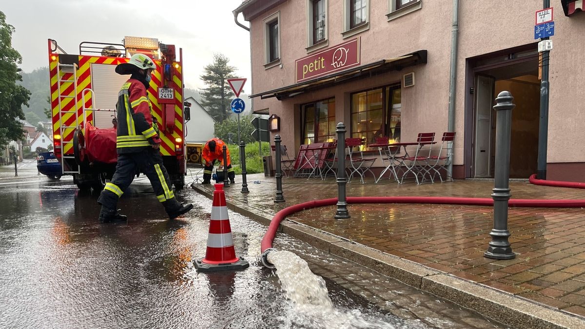  Wegen Hochwasser kam es im Kreis Gotha bereits zu ersten Einsätzen. Im Bild: Die Freiwillige Feuerwehr in Friedrichroda hatte am Abend des 9. Juni 2021 viel zu tun, Keller auszupumpen. (Archivbild)