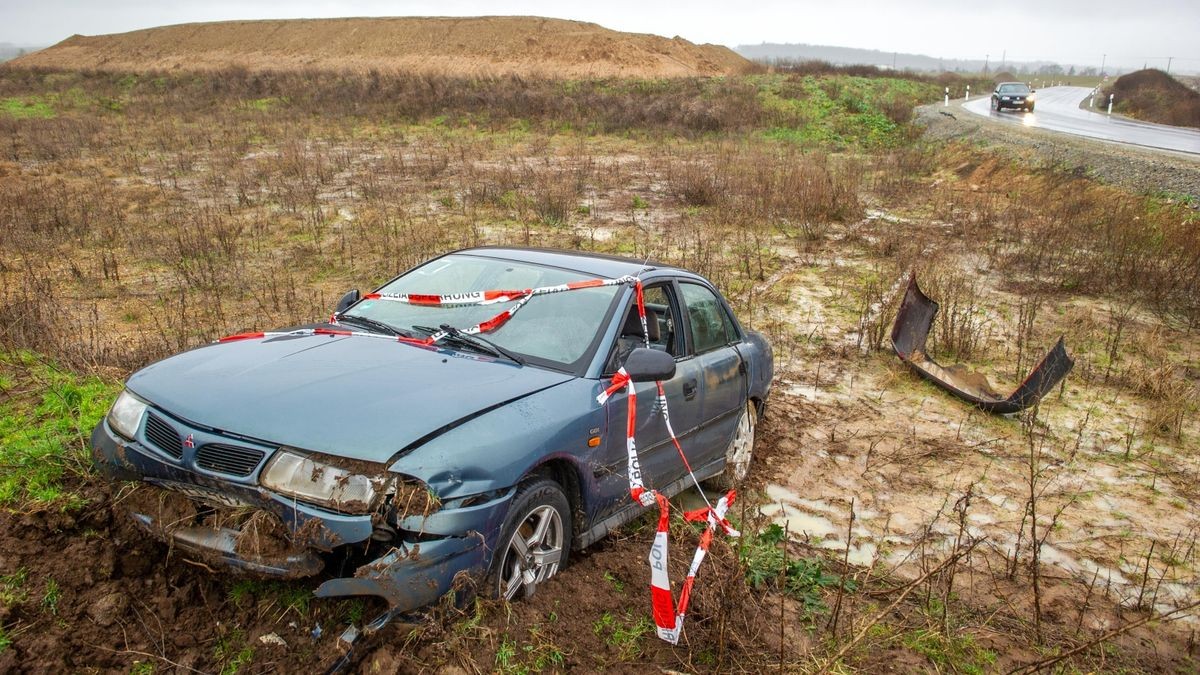 Seit Heiligabend steht ein Unfallauto in einer Baustelle zwischen Görmar und Grabe.