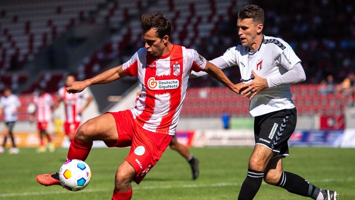 Maximilian Pronichev (links) wird in der Rückrunde nicht mehr für den FC Rot-Weiß Erfurt auflaufen.