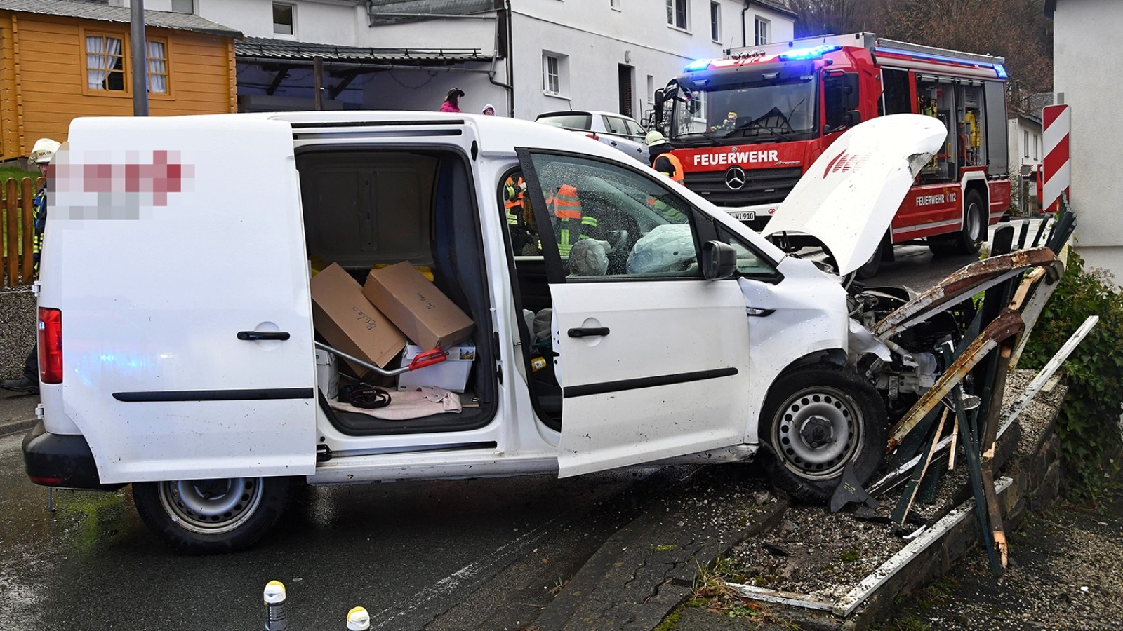 Girkhausen Kurierfahrer Kracht Mit Transporter In Mauer