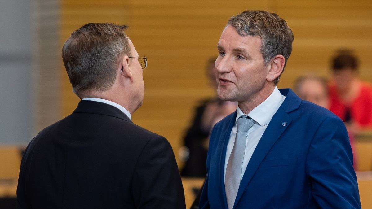 März 2020:  Der neue alte Ministerpräsident Bodo Ramelow verweigert nach der Wiederwahl Björn Höcke den Handschlag.