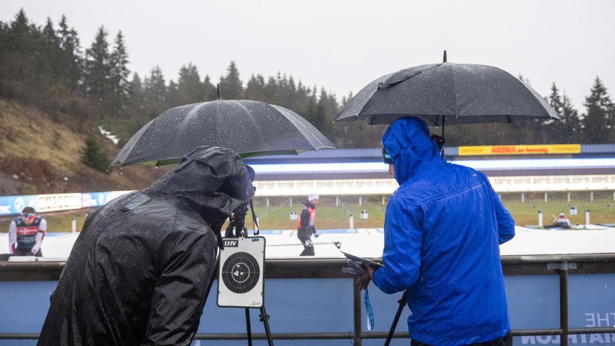 Regen und Wind setzten am Mittwoch in Oberhof nicht nur den Athleten zu. Auch die vielen Helfer beim Biathlon-Weltcup arbeiteten unter erschwerten Bedingungen.