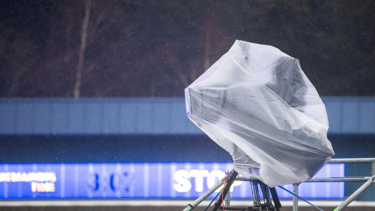 Regen und Wind setzten am Mittwoch in Oberhof nicht nur den Athleten zu. Auch die vielen Helfer beim Biathlon-Weltcup arbeiteten unter erschwerten Bedingungen.