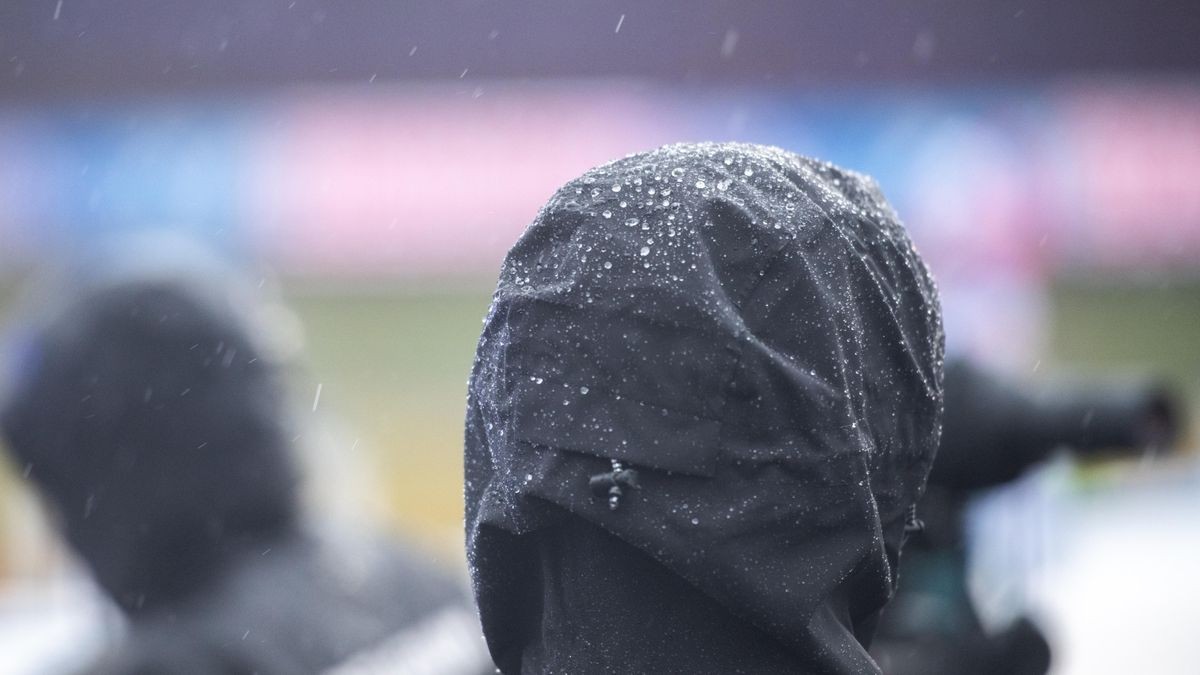 Regen und Wind setzten am Mittwoch in Oberhof nicht nur den Athleten zu. Auch die vielen Helfer beim Biathlon-Weltcup arbeiteten unter erschwerten Bedingungen.