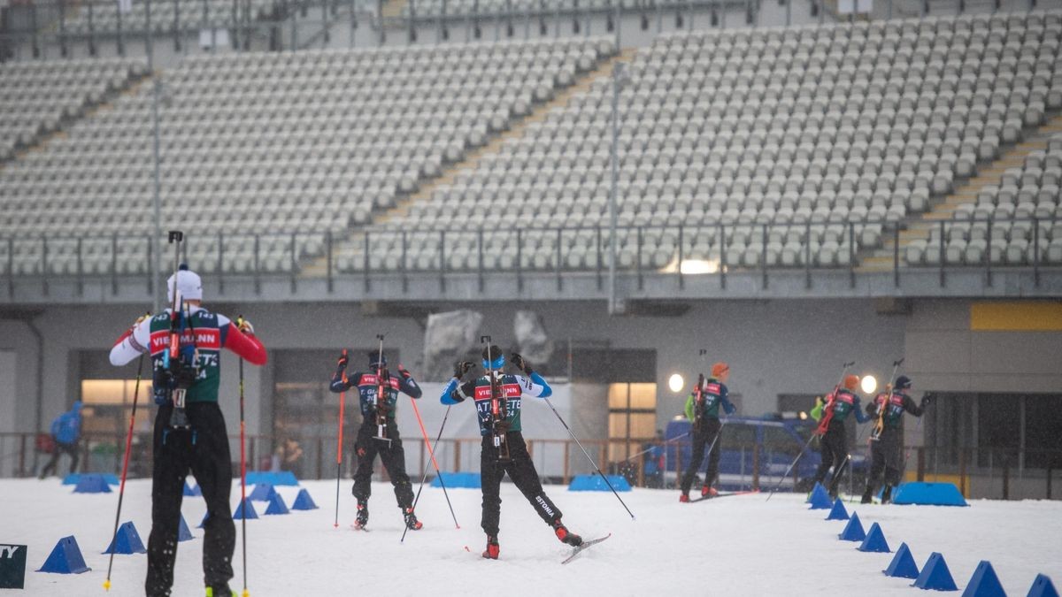 Regen und Wind setzten am Mittwoch in Oberhof nicht nur den Athleten zu. Auch die vielen Helfer beim Biathlon-Weltcup arbeiteten unter erschwerten Bedingungen.