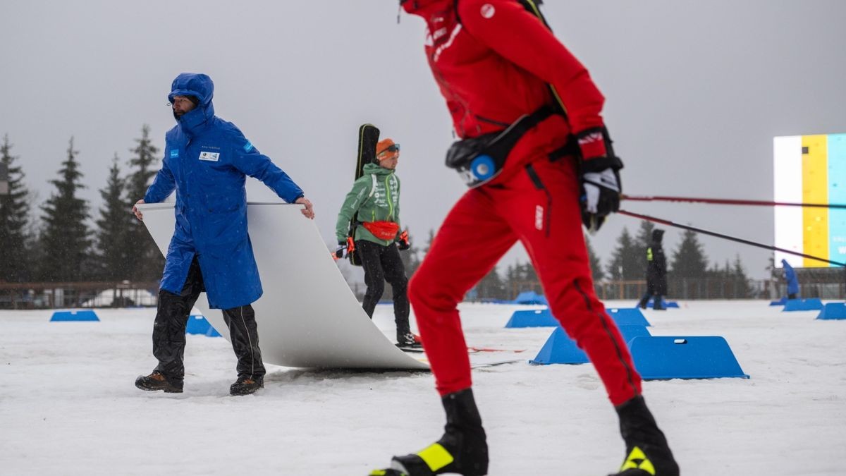 Regen und Wind setzten am Mittwoch in Oberhof nicht nur den Athleten zu. Auch die vielen Helfer beim Biathlon-Weltcup arbeiteten unter erschwerten Bedingungen.