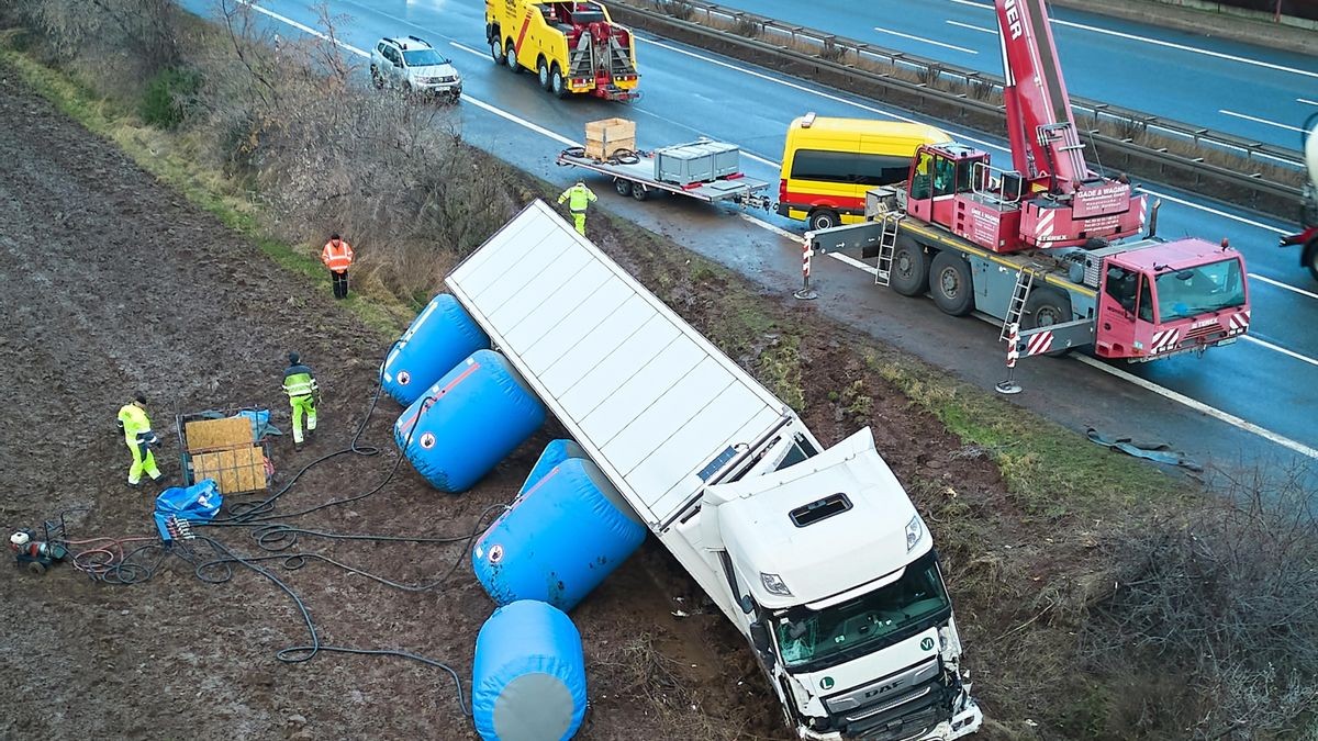 Ein Lkw kippte auf die Seite.