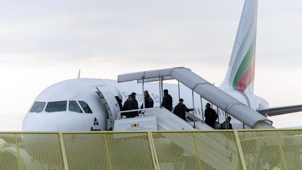 Abgelehnte Asylbewerber steigen am Baden-Airport im Rahmen einer landesweiten Sammelabschiebung in ein Flugzeug. In Thüringen hat die freiwillige Ausreise Priorität.