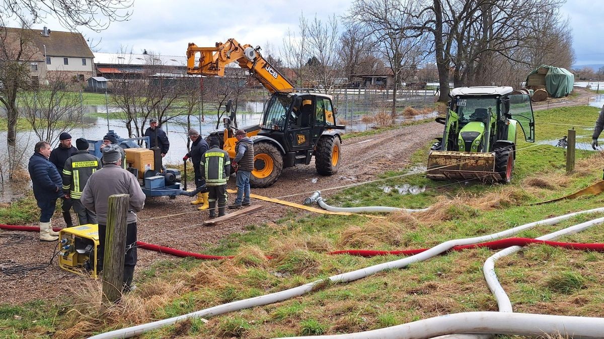 An der Helmebrücke bei Heygendorf laufen die Pumpen der Freiwilligen Feuerwehren Artern und Heygendorf am Donnerstag auf Hochtouren: 10.000 Liter pro Minute gelangen auf diesem Weg wieder zurück in die Helme. Am Mittag verstärkte die Arterner Baufirma Utsch die Pumptechnik der Feuerwehren durch ein leistungsstarkes Exemplar, das allein 100 Kubikmeter pro Stunde schafft.