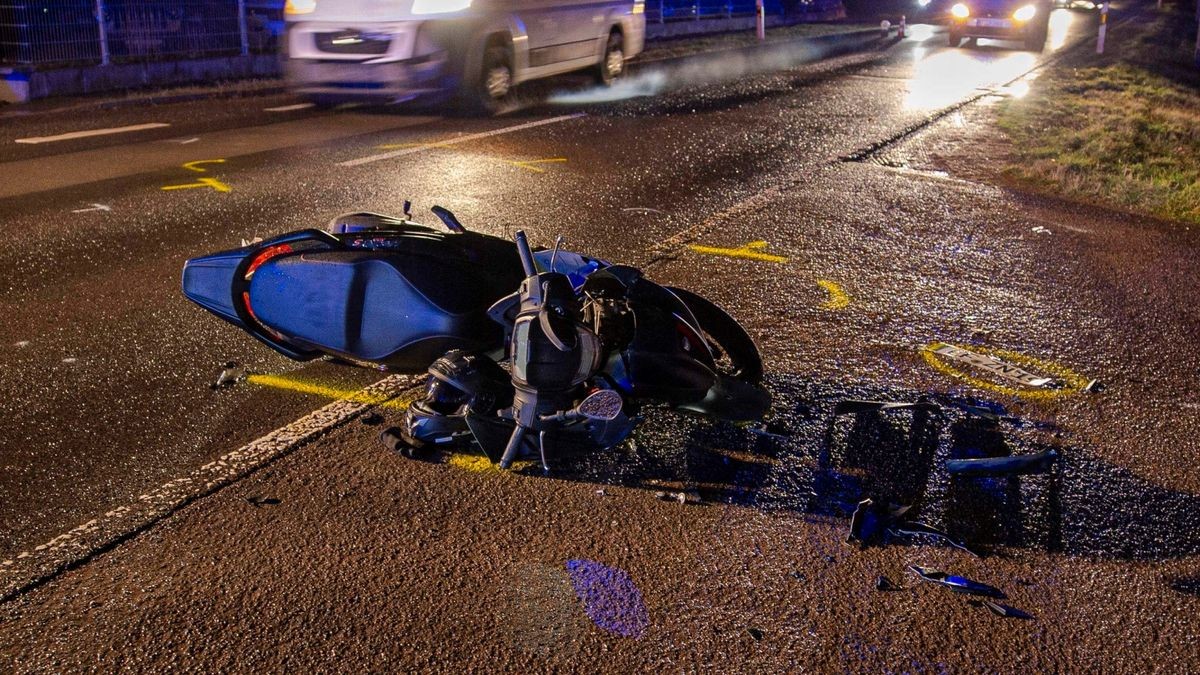 Der Rollerfahrer wurde schwer verletzt.