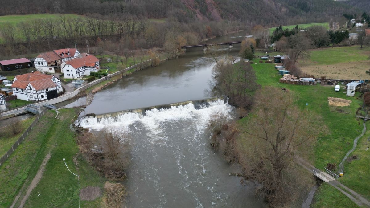 Wünschendorf: Stark angestiegen ist das Wasser des Flusses Weiße Elster. Allmählich ist mit einer Entspannung der Hochwassersituation zu rechnen.