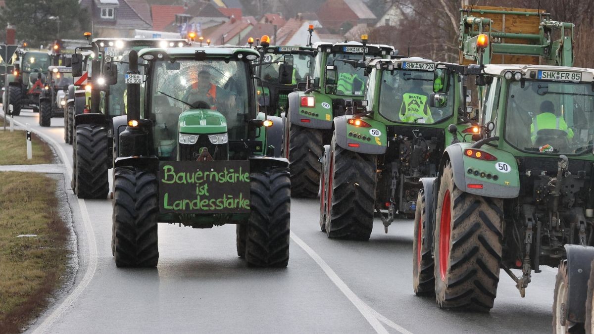 So wie am Donnerstag viele Traktoren im Großraum Pößneck auf den Landstraßen unterwegs waren, wird sich am Montagvormittag ein Traktorenzug von Arnstadt gen Erfurt in Bewegung setzen.