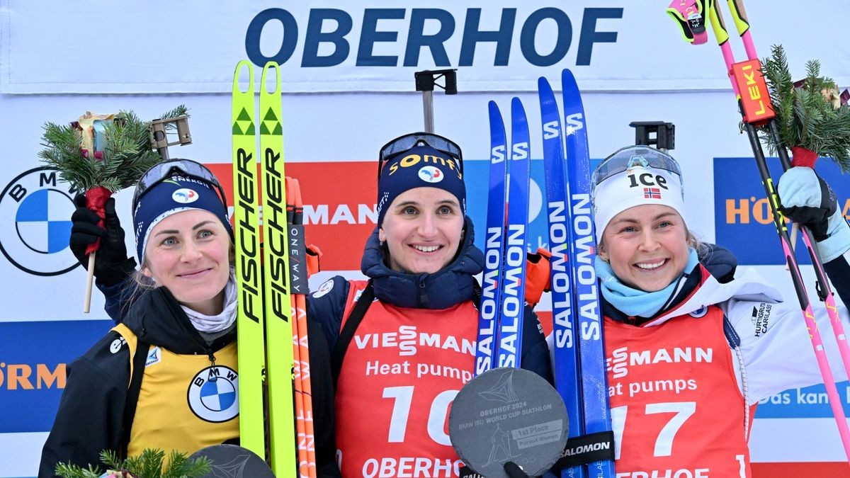 Julia Simon (Mitte) aus Frankreich feiert ihren Sieg vor Justine Braisaz-Bouchet (l.) aus Frankreich und Ingrid Landmark Tandrevold aus Norwegen.