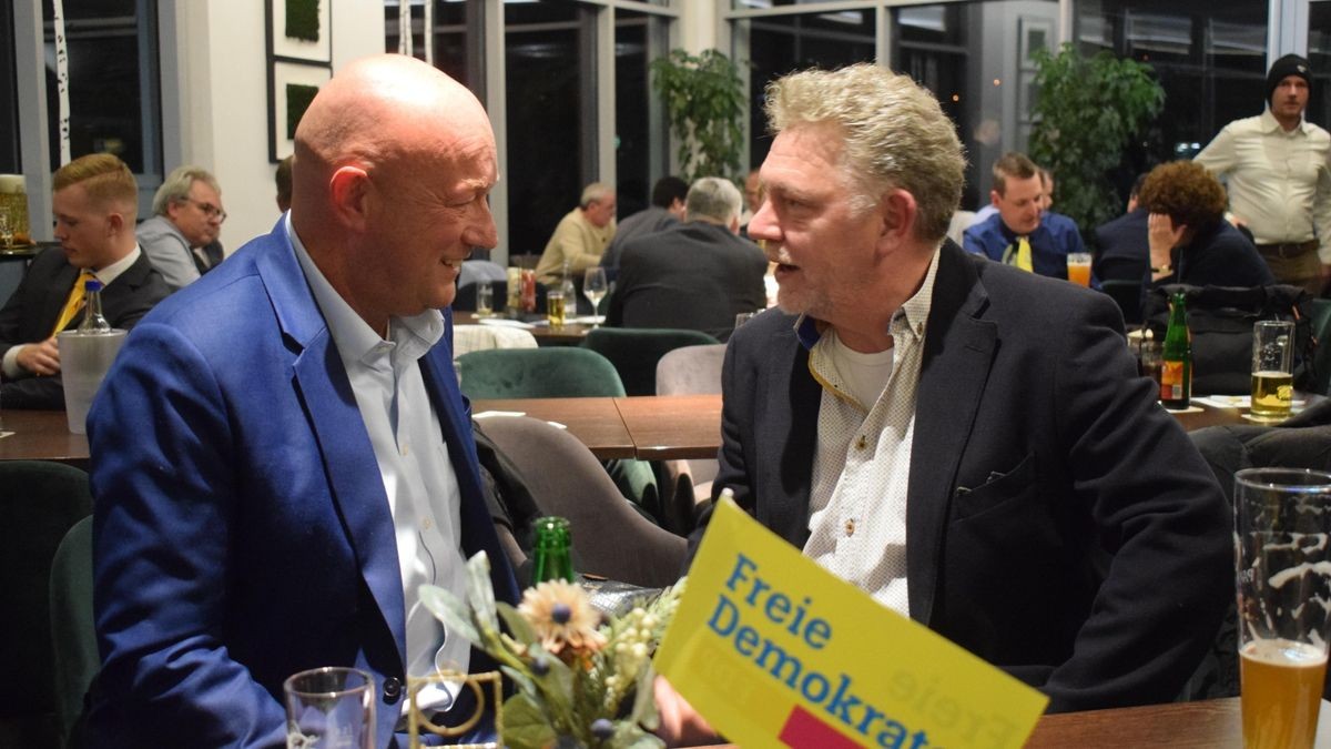 Der FDP-Landesvorsitzende Thomas L. Kemmerich (links) im Gespräch mit dem Eichsfelder FDP-Landratskandidaten Steffen Hildebrandt.