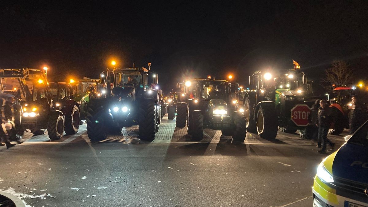 Rund 100 Traktoren von Landwirten aus dem Landkreis Eichsfeld und dem Unstrut-Hainich Kreis haben sich am Morgen von Ammern aus auf den Weg in die Landeshauptstadt Erfurt gemacht.