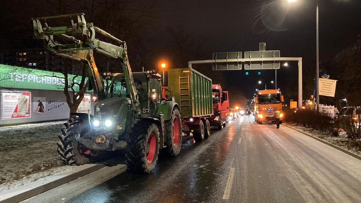 In Jena blockieren die Bauern-Proteste die Stadtroader Straße.