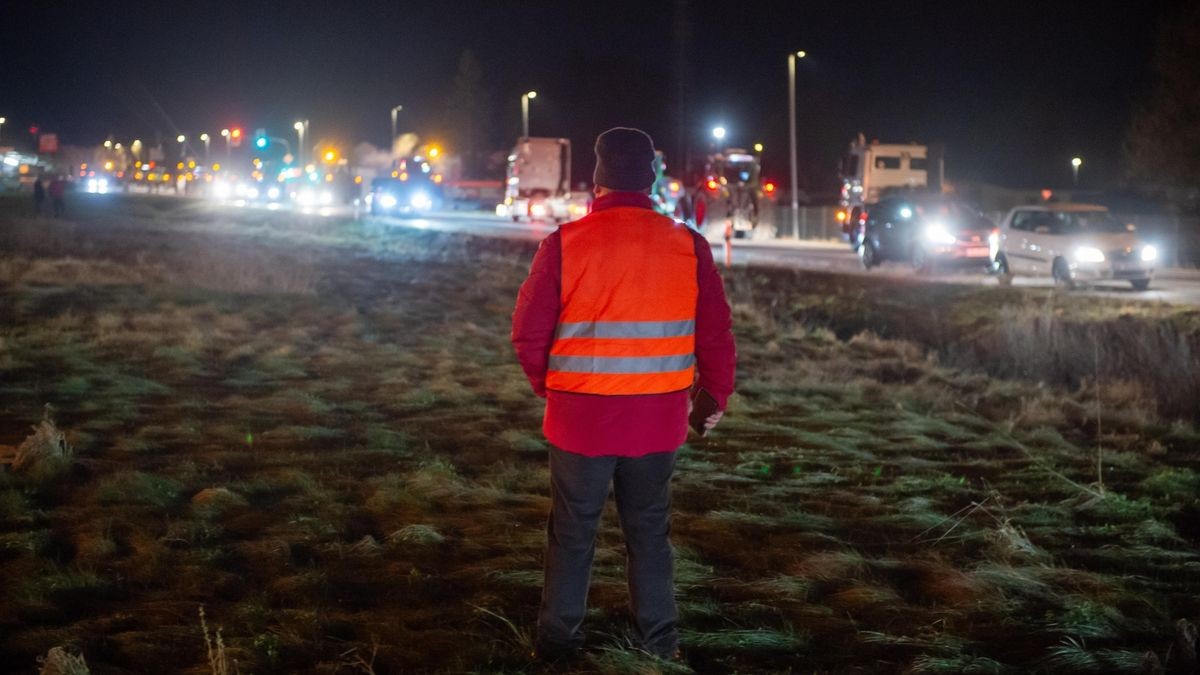 Rund 100 Traktoren von Landwirten aus dem Landkreis Eichsfeld und dem Unstrut-Hainich Kreis haben sich am Morgen von Ammern aus auf den Weg in die Landeshauptstadt Erfurt gemacht.