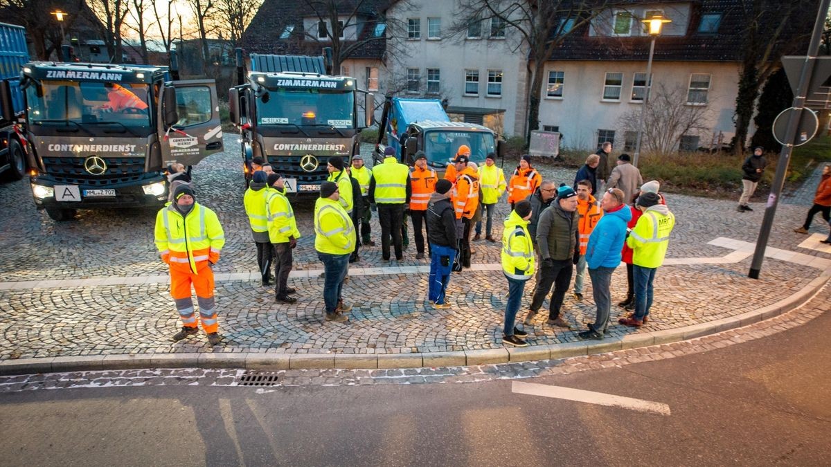 Dutzende Unternehmer zeigen sich am Montagmorgen solidarisch mit den Bauern und demonstrieren auf dem Mühlhäuser Blobach mit rund 300 großen Fahrzeugen gegen die Politik der Ampel-Regierung.