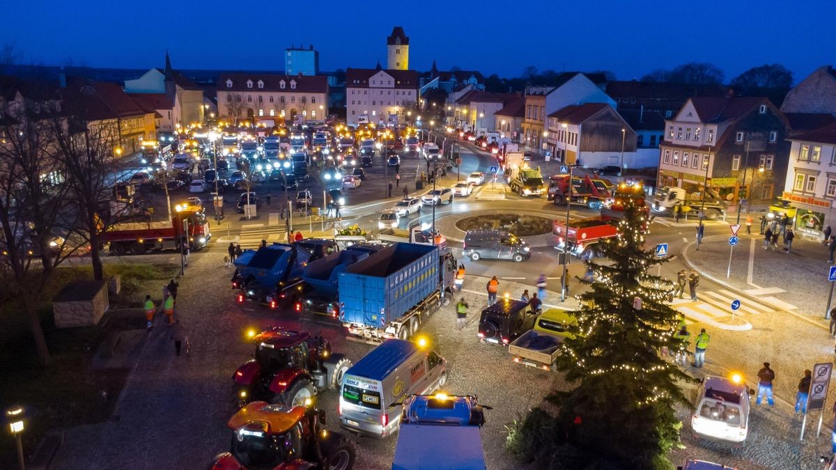 Dutzende Unternehmer zeigen sich am Montagmorgen solidarisch mit den Bauern und demonstrieren auf dem Mühlhäuser Blobach mit rund 300 großen Fahrzeugen gegen die Politik der Ampel-Regierung.