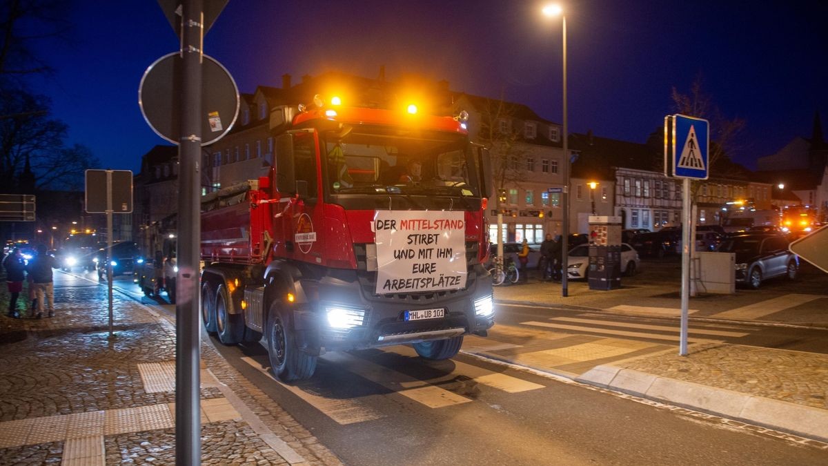 Rund 100 Traktoren von Landwirten aus dem Landkreis Eichsfeld und dem Unstrut-Hainich Kreis haben sich am Morgen von Ammern aus auf den Weg in die Landeshauptstadt Erfurt gemacht.