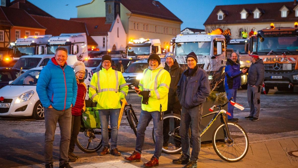 Dutzende Unternehmer zeigen sich am Montagmorgen solidarisch mit den Bauern und demonstrieren auf dem Mühlhäuser Blobach mit rund 300 großen Fahrzeugen gegen die Politik der Ampel-Regierung.