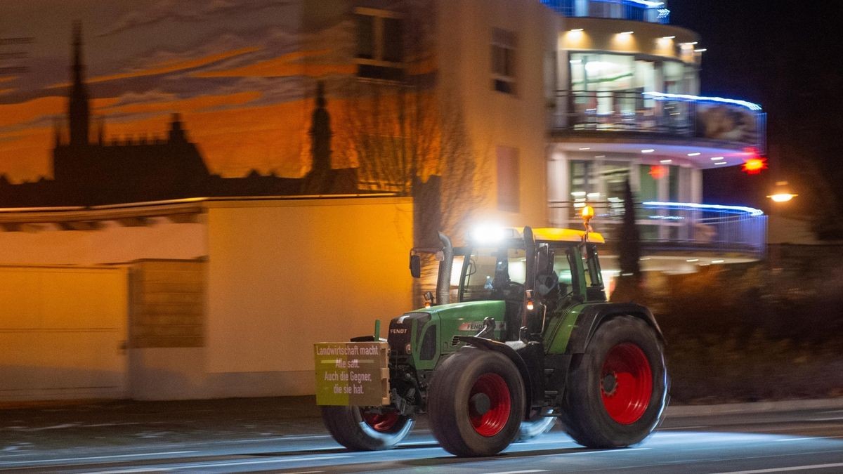 Dutzende Unternehmer zeigen sich am Montagmorgen solidarisch mit den Bauern und demonstrieren auf dem Mühlhäuser Blobach mit rund 300 großen Fahrzeugen gegen die Politik der Ampel-Regierung.