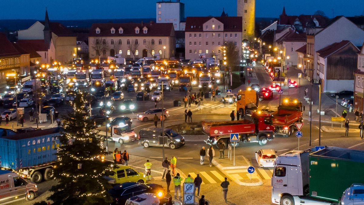 Dutzende Unternehmer zeigen sich am Montagmorgen solidarisch mit den Bauern und demonstrieren auf dem Mühlhäuser Blobach mit rund 300 großen Fahrzeugen gegen die Politik der Ampel-Regierung.