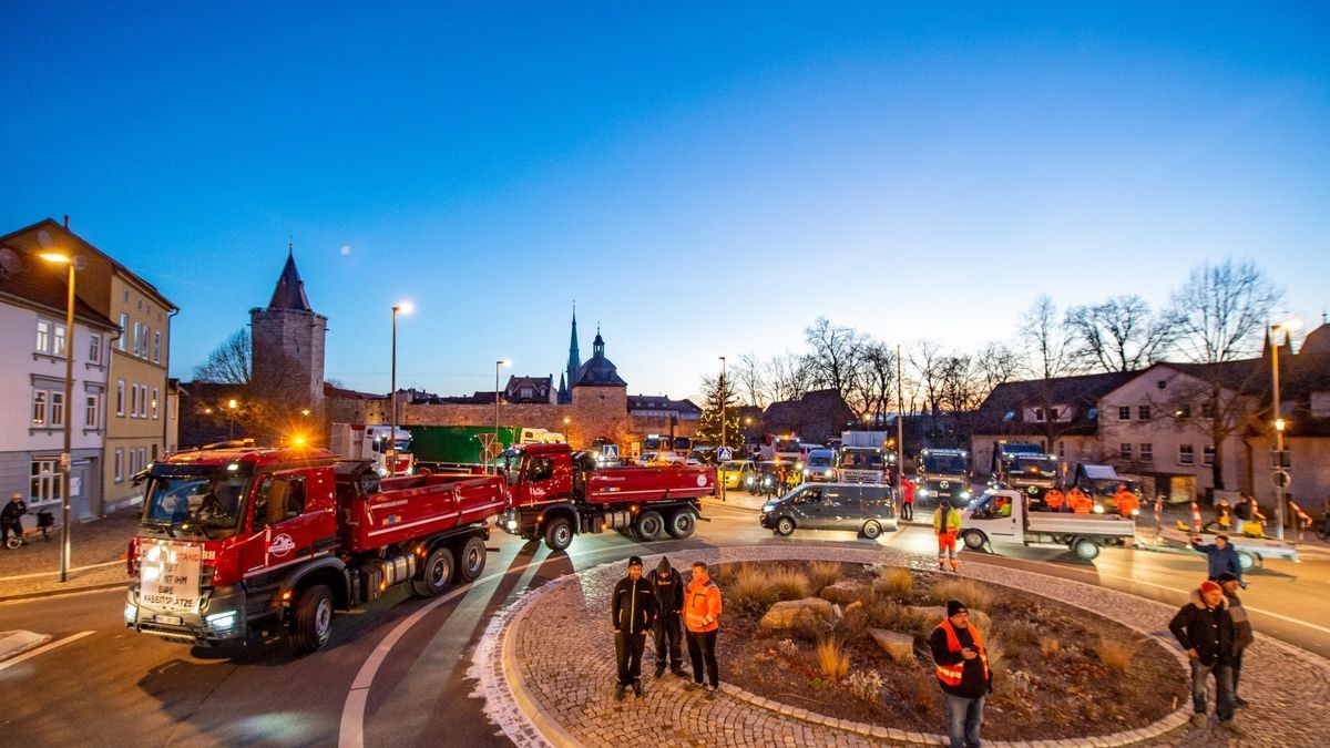 Dutzende Unternehmer zeigen sich am Montagmorgen solidarisch mit den Bauern und demonstrieren auf dem Mühlhäuser Blobach mit rund 300 großen Fahrzeugen gegen die Politik der Ampel-Regierung.