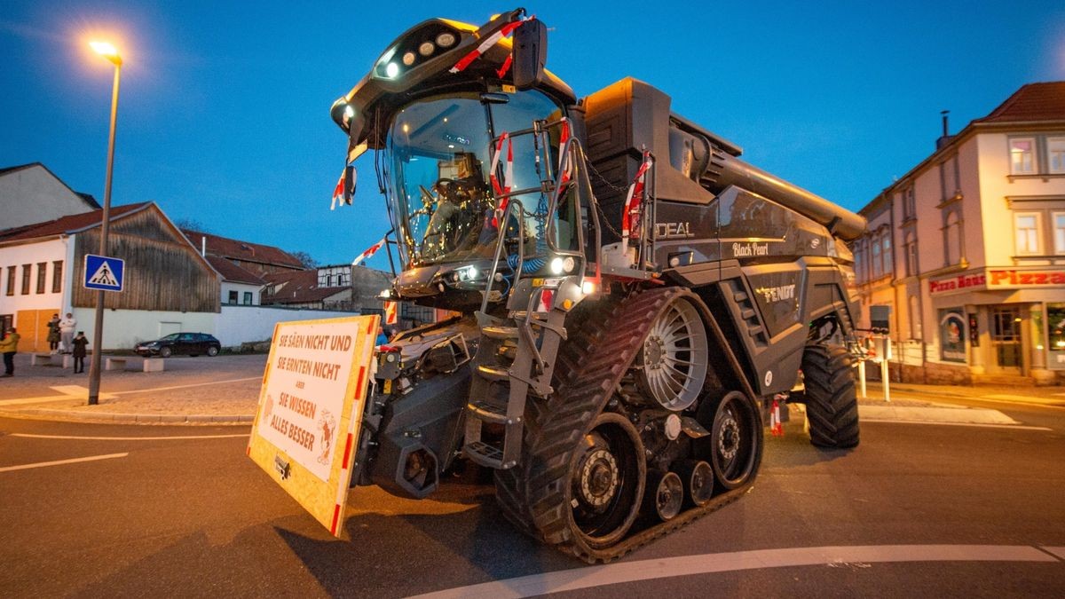 Dutzende Unternehmer zeigen sich am Montagmorgen solidarisch mit den Bauern und demonstrieren auf dem Mühlhäuser Blobach mit rund 300 großen Fahrzeugen gegen die Politik der Ampel-Regierung.