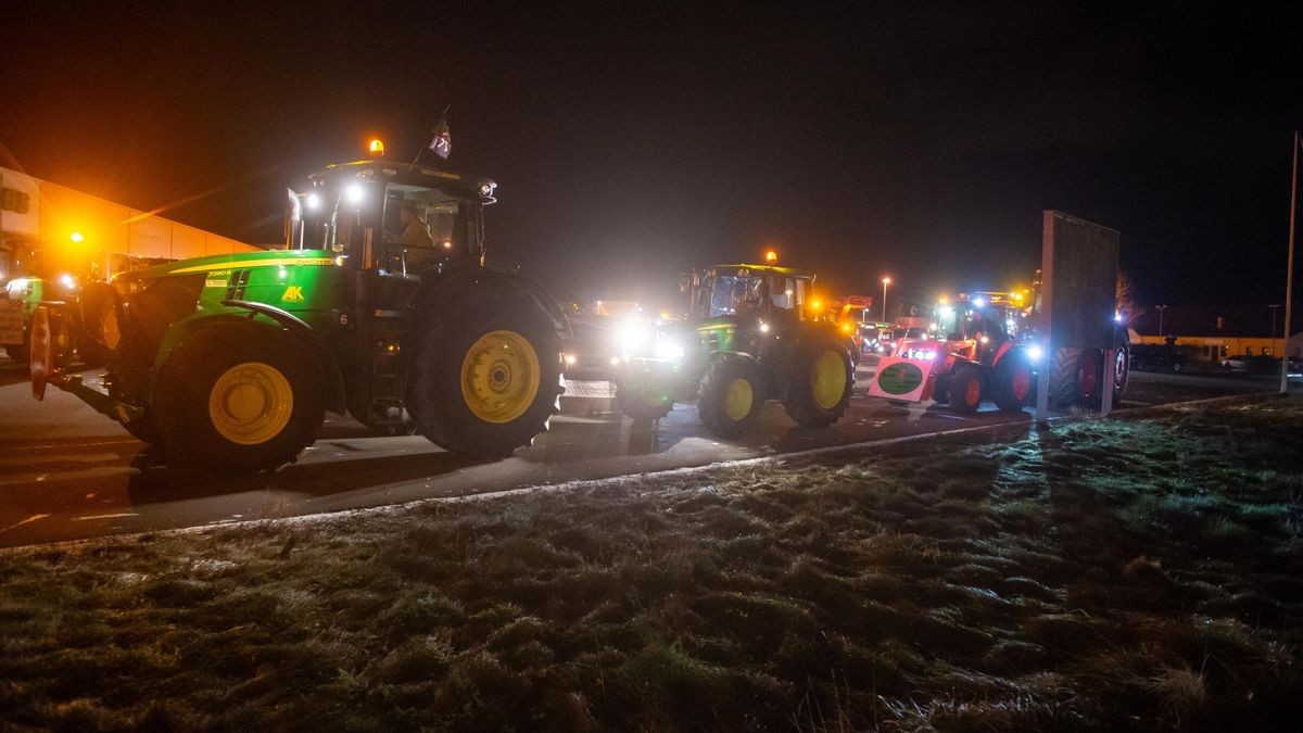 Rund 100 Traktoren von Landwirten aus dem Landkreis Eichsfeld und dem Unstrut-Hainich Kreis haben sich am Morgen von Ammern aus auf den Weg in die Landeshauptstadt Erfurt gemacht.