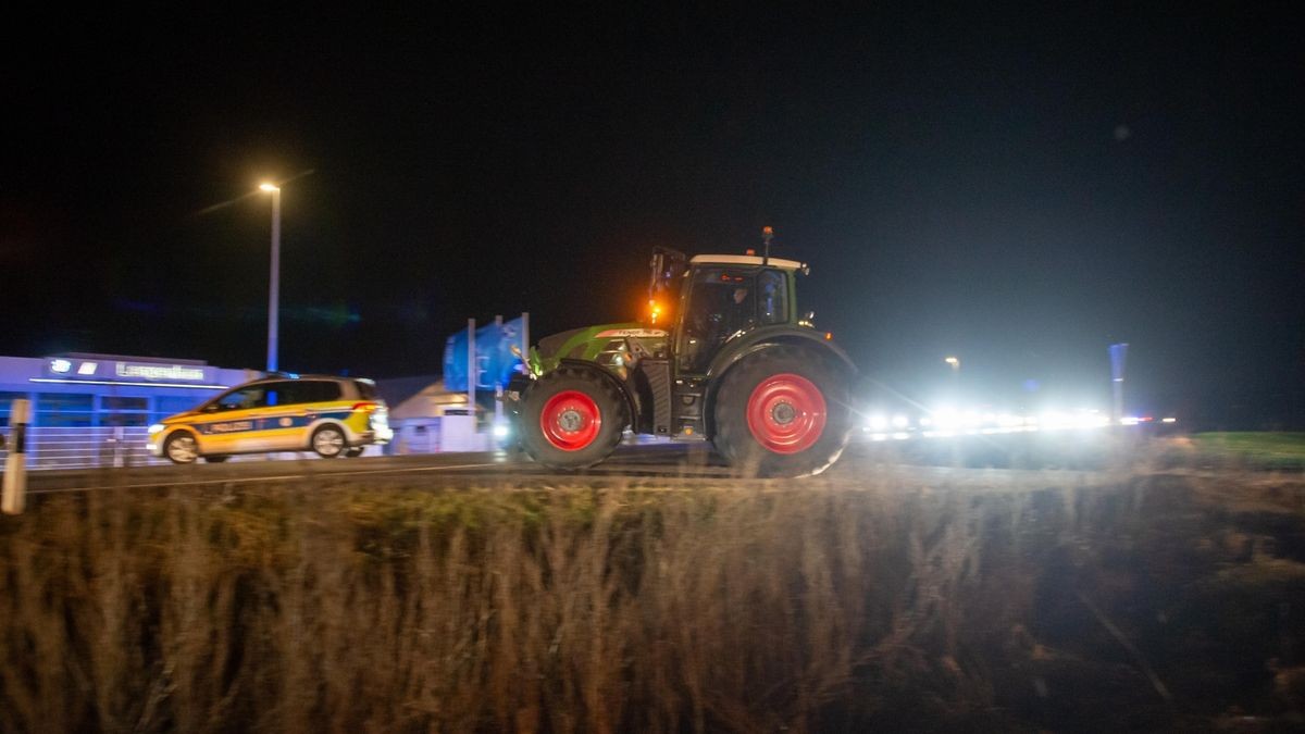 Dutzende Unternehmer zeigen sich am Montagmorgen solidarisch mit den Bauern und demonstrieren auf dem Mühlhäuser Blobach mit rund 300 großen Fahrzeugen gegen die Politik der Ampel-Regierung.