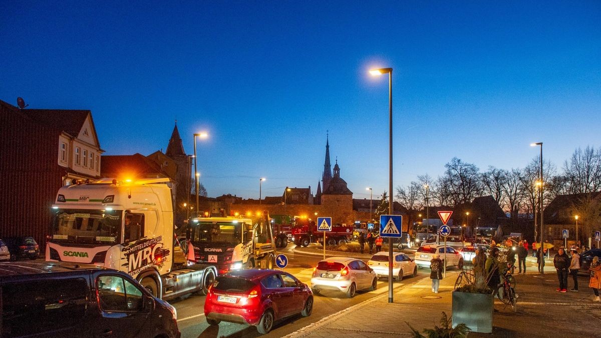 Dutzende Unternehmer zeigen sich am Montagmorgen solidarisch mit den Bauern und demonstrieren auf dem Mühlhäuser Blobach mit rund 300 großen Fahrzeugen gegen die Politik der Ampel-Regierung.